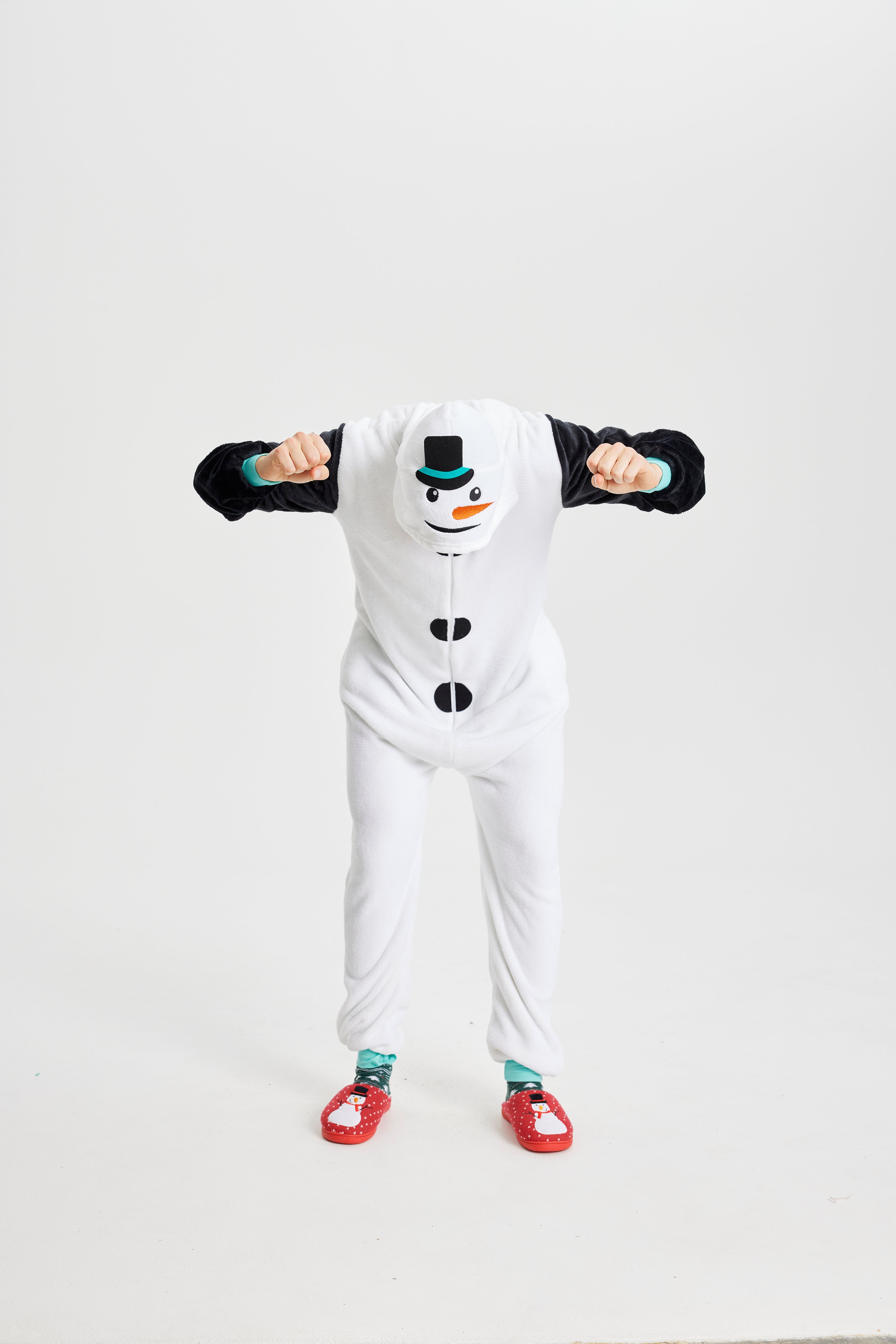 Eine Frau, die als Schneemann verkleidet posiert.